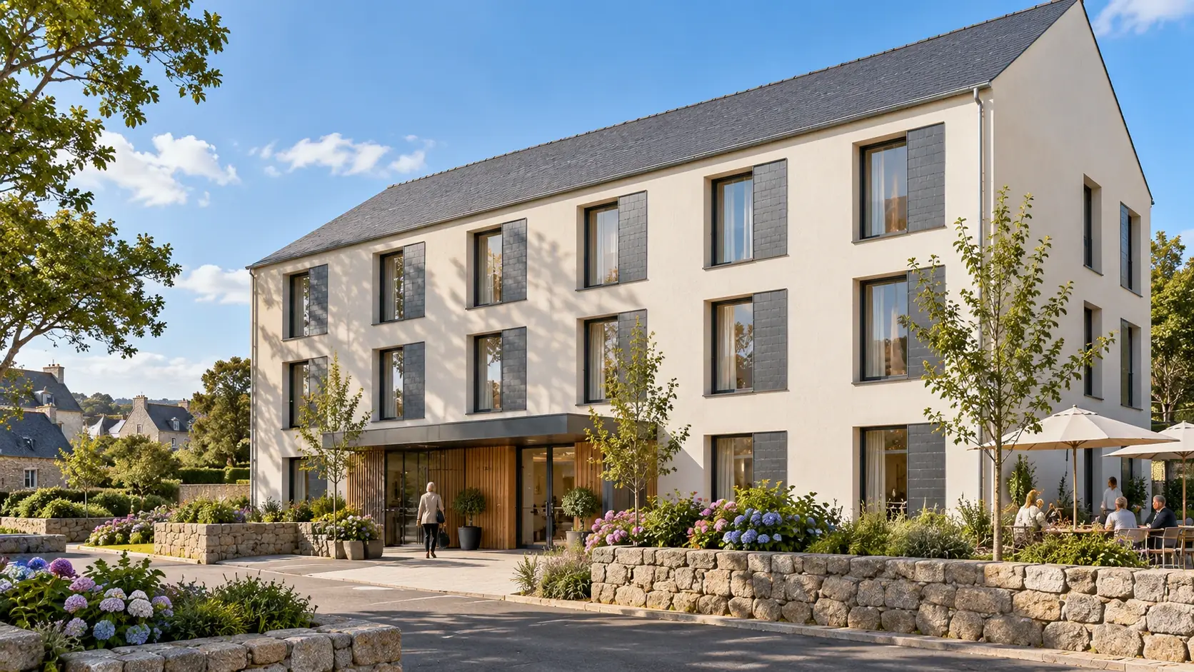 Hôtel CLÉ en version ouest : toit en ardoise, enduit blanc cassé et murets de granit
